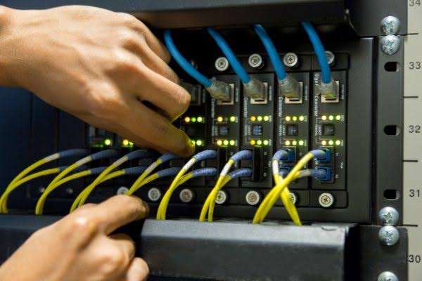تکنسین در حال عیب‌یابی فیبر